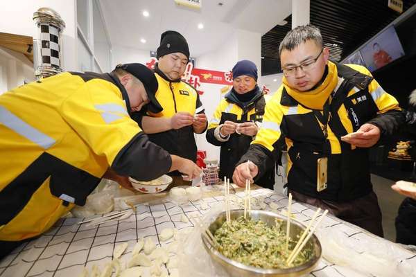 骑手驿站不开门(骑手驿站年夜饭：今天不接单，只等你团圆)