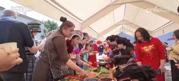 潮玩文创火出圈兴趣消费热潮涌动(“潮”出消费新活力！“传统+创意”掀起最炫民族风游客沉浸式享受新春乐趣)