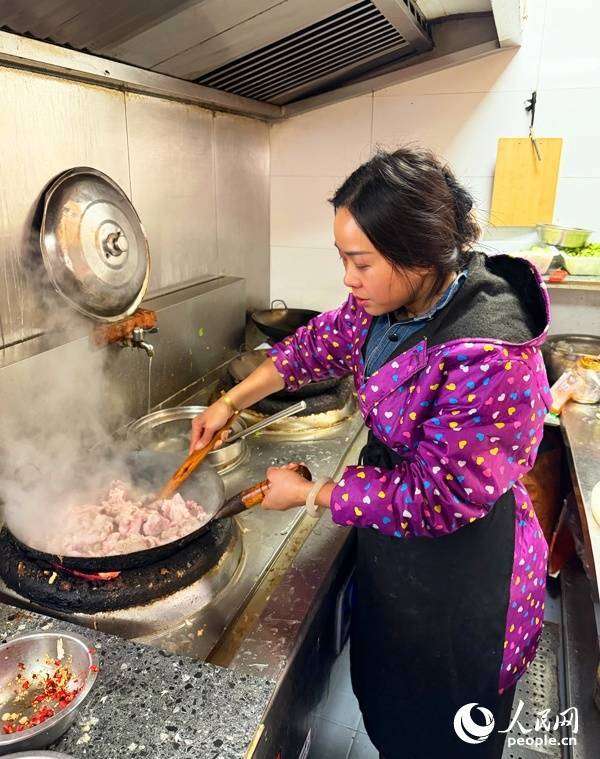 新春走基层温暖送到家(新春走基层丨一杯早酒，暖了胃、火了日子)