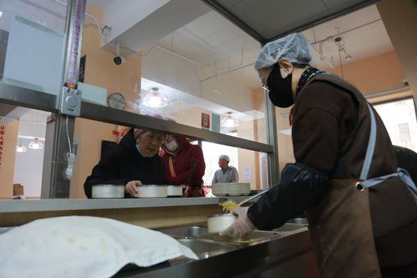 社区食堂新建二支路(社区食堂成了“自家厨房”，130平方米装得下老有所依的答案)