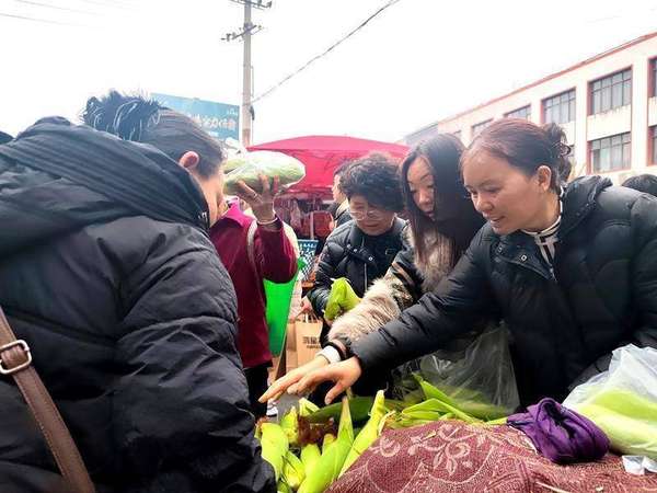 背篓里的年味清单装满了平塘人家的团圆