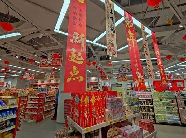 从备货到出摊售卖(从“返乡囤货”到“春节不打烊”：深圳年轻人马年春节涌向折扣零食店)