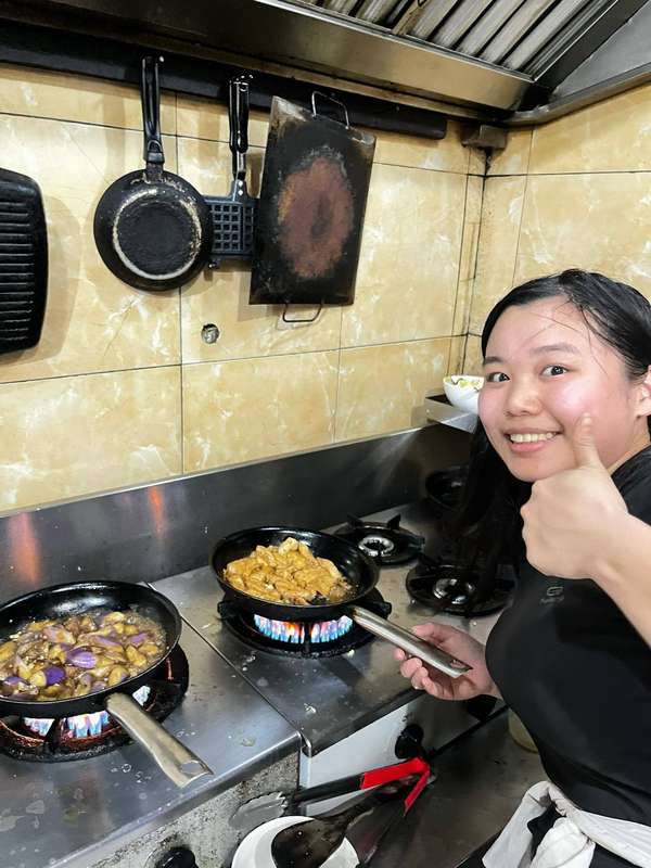 上门年夜饭走俏私厨3980元起订(年夜饭“新三样”走俏，私厨定制、预制菜、年饭到家悄然“上桌”)