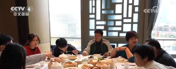 新春年饭菜品(新春观察·年夜饭“新”吃法火“出圈”轻松过年成为新风尚)