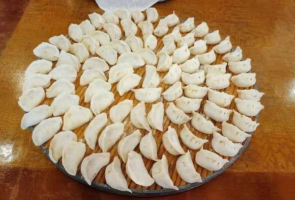 饺子容易升血糖吗(饺子竟然是隐形的“升糖王”？很多人都吃错了！现在改还来得及)