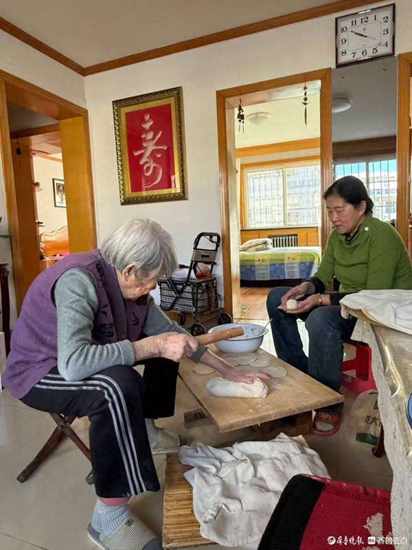92岁老妈给76岁女儿包饺子(大年三十，94岁的老妈包包子)
