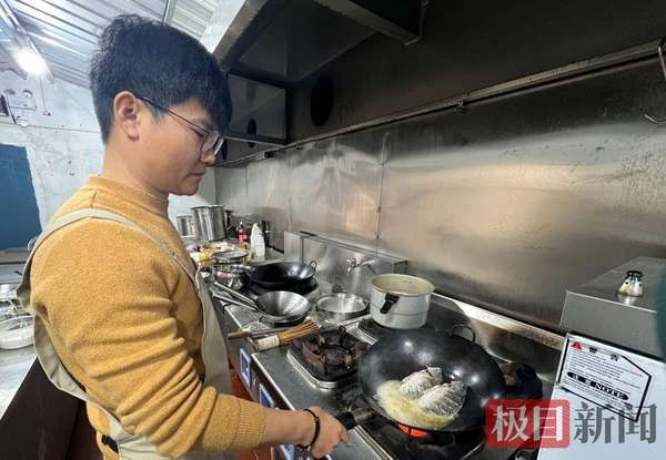 诚信兵哥一诺千金丨他亲手为工友做了一桌团年饭，喊工友来拿钱