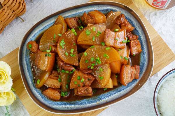 肉炒白萝卜块的做法(白萝卜这做法太香了，拿肉都不换！简单易学，小白也能轻松上手)