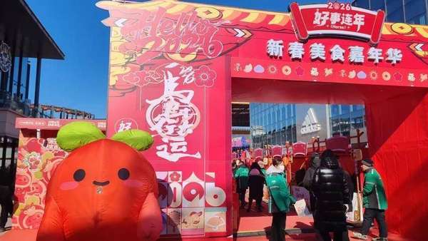 掌勺人成长经历(“掌勺权”交替，年轻人当起年夜饭“主理人”丨新年消费青观察)