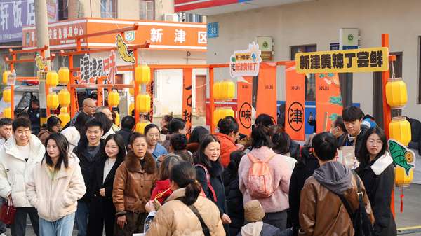 过年去村里旅游(春节“村”游去：“妈妈的味道”来了成都“村糖会”凝结独特年味)