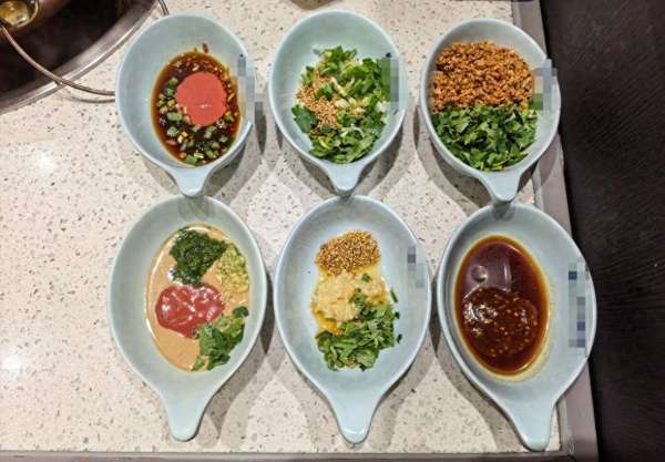 麻酱碟vs香油碟(北京麻酱VS川渝油碟VS云贵蘸水，到底哪里的火锅蘸料最好吃？)