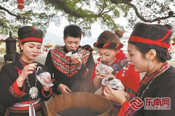 畲家乌米饭做法(共尝畲家乌米饭)