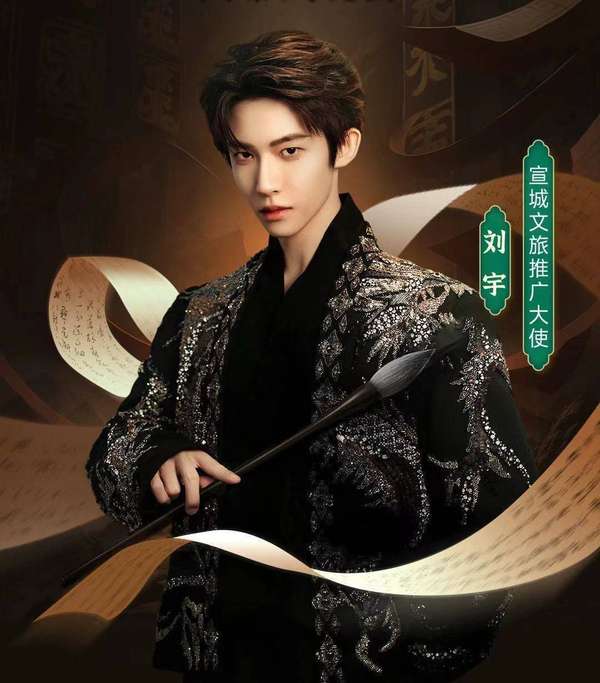 网友偶遇刘宇回老家过年，打卡多家网红咖啡店，店家：没想到他会来，喝了咖啡，买了面包，还在打卡点自拍留念