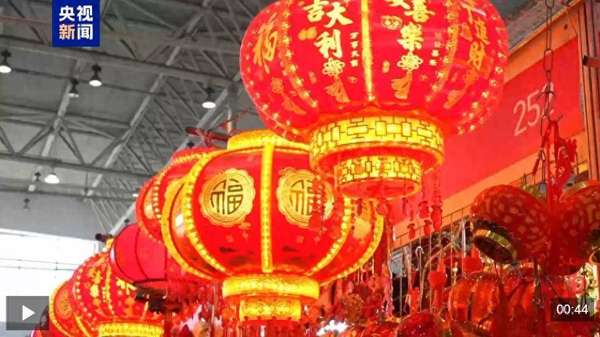 熊猫变换玩偶(视频丨熊猫玩偶也换上马年新衣这个春节消费市场“新”意十足)