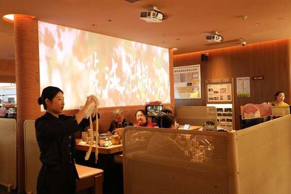 齐鲁年味好物推荐(齐鲁年味·消费新潮丨首店经济点燃春节消费新引擎)