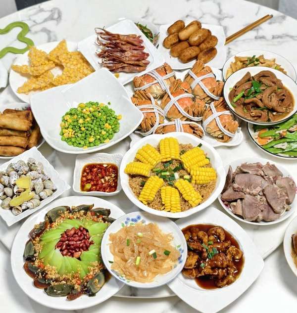 全国家庭年夜饭大比拼(各地网友年夜饭大比拼！六桌菜南北方各有特色，网友：丰盛诱人)