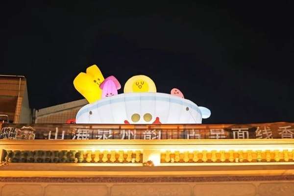 泉州中山路骑楼游(抬头看！泉州中山路骑楼上“长”出好多美食)