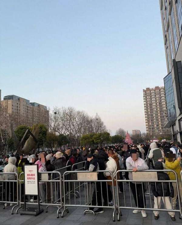 胖东来恢复营业首日客流量爆满，有顾客凌晨5点开车排队，客服：超市已限流，需排队2小时