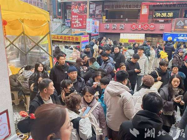 排队3000桌的餐厅(单店排队超3000桌！汉味美食“圈粉”八方来客)