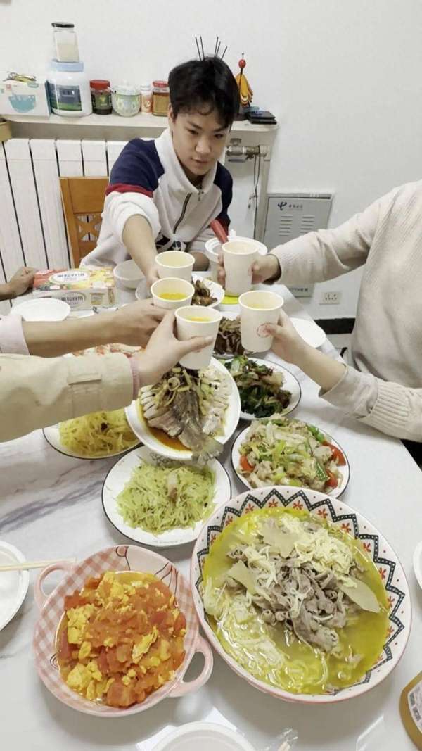 武汉14岁男生成年饭主理人，做了十道菜！妈妈：平时累了不想做饭就找他
