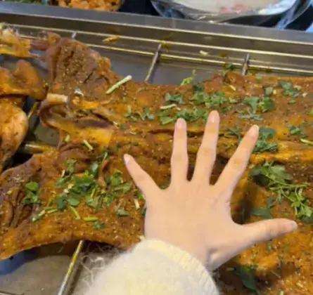 顾客发怒如何应对(顾客怒了：1188元买一只36斤活羊，烤完剩6.9斤！网友吵翻)