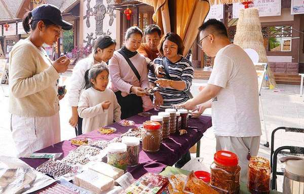 佤味西盟美食(佤味“圈粉”游客在云南西盟品味别样年味)