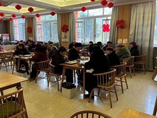 开州：社区老年食堂春节“不打烊”守护老年人舌尖上的年味