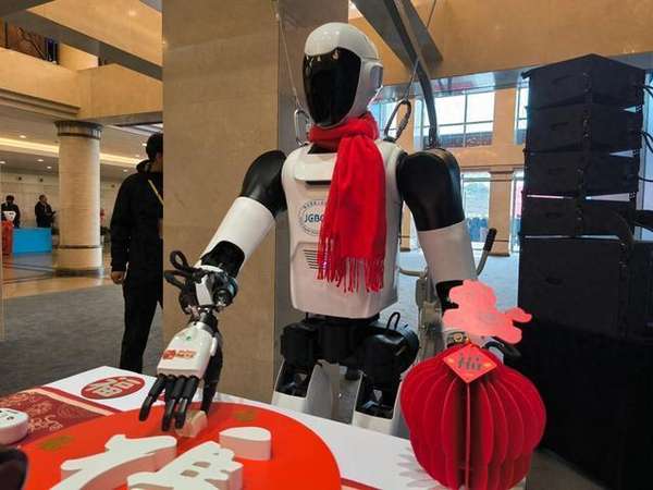 人形机器人双灵巧手进展(人形机器人有一双“灵巧手”，可轻轻拈起一块嫩豆腐，灵敏度最轻达1克能感知羽毛重量)