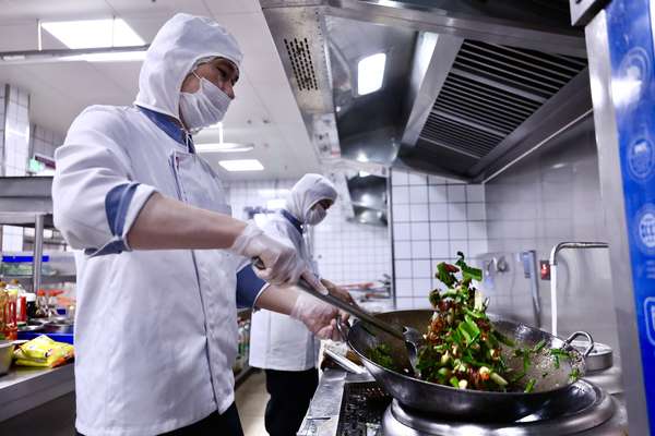 春运期间高铁上点外卖怎么操作(春运新局｜高铁上点外卖吃一顿带“锅气”的小炒)