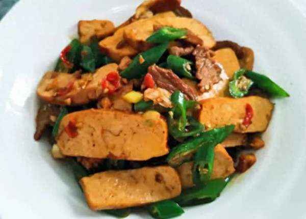 剁椒压锅鱼头做法(压箱底剁椒食谱！0基础剁椒炒香干教程，简单下饭超解馋)