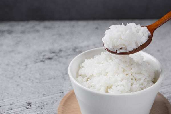 电饭锅怎么蒸米饭操作步骤(蒸米饭时增加一个步骤，有助控血糖、血脂)