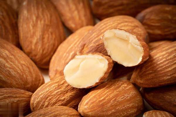 吃坚果杏仁的好处和坏处(杏仁是高钙坚果？医生建议骨质疏松者常吃4种坚果)