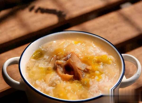 喉咙干痒喝四宝茶(喉咙干皮肤痒？喝这4碗润燥汤，一碗下肚全身舒坦！)