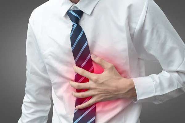 胃痛反复必看胃镜指南(胃痛反酸频发？医生警示：或是胃溃疡发作，千万别忽视！)