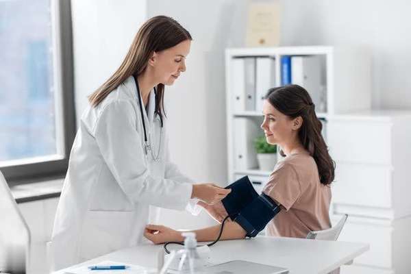 专家提醒高血压患者要少吃这些(专家提醒高血压患者：少吃这5种食物，血压自己降)