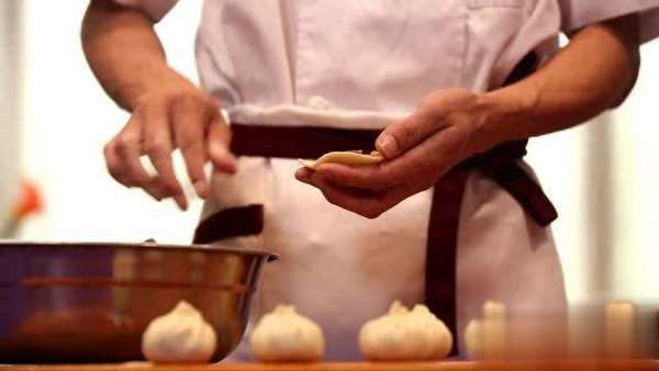 韭菜盒子面点师(韭菜包子一蒸就黑？面点师透露1步，翠绿保鲜气)