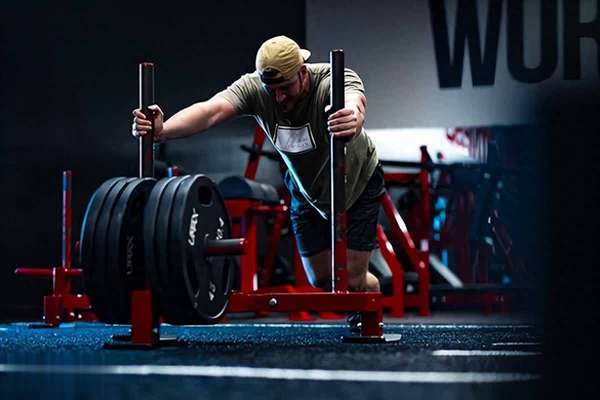 锻炼不要用力过猛(锻炼肌肉别只猛上重量，晚上做4件事助你增肌)