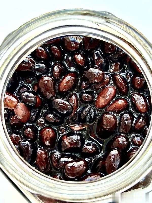 老人吃醋泡黑豆的作用(老人小孩都爱吃！醋泡黑豆老方法，养肾助眠，每天20粒身体棒)