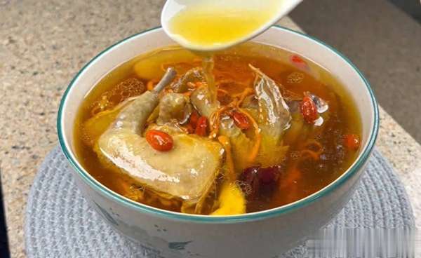 秋冬最滋补的三种鸽子汤(秋冬进补必喝鸽汤！30分钟炖出滋阴补血汤，冬天少生病)