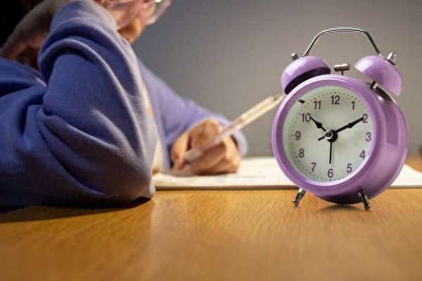 熬夜睡眠质量差怎么办(熬夜1周=白减3斤？睡眠燃脂实验数据揭秘)