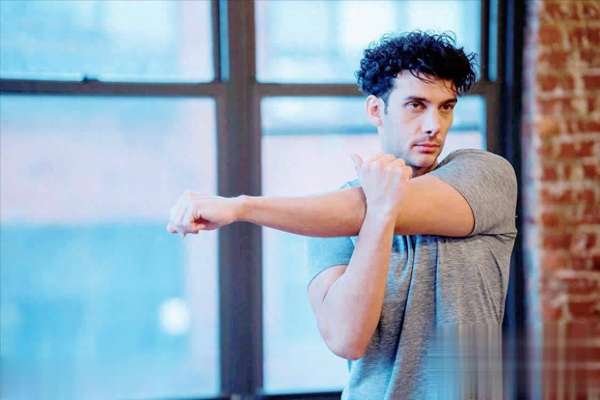 早起空腹10分钟运动(早起空腹10分钟，做“代谢激活操”，一天多烧200大卡)