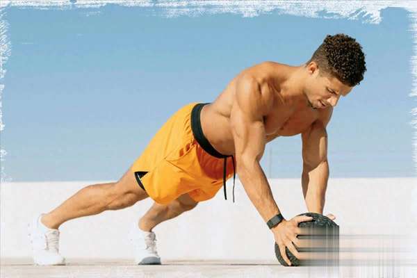 徒手炸胸训练(徒手炸胸！每天15分钟“俯卧撑PLUS”，居家练出立体胸型)