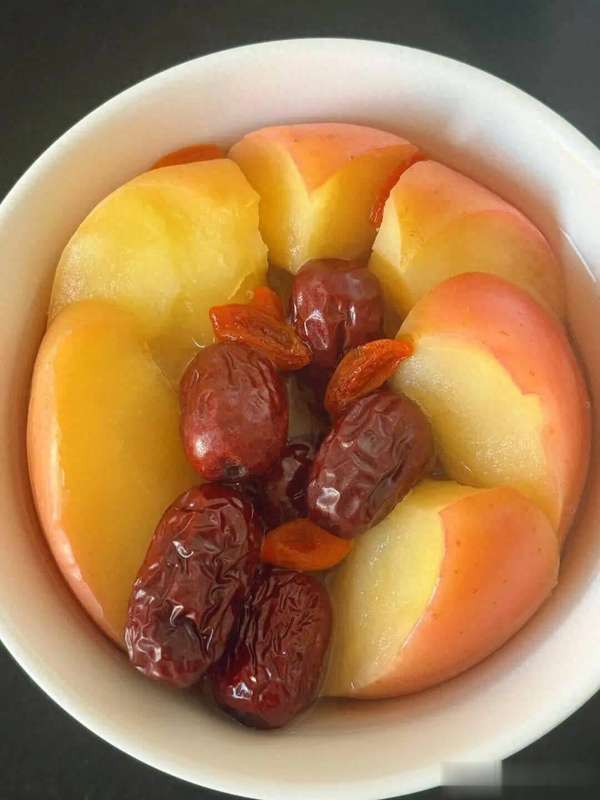 蒸苹果加红枣枸杞有什么功效(实用养生秘诀！红枣枸杞蒸苹果20分钟，睡好精神足)