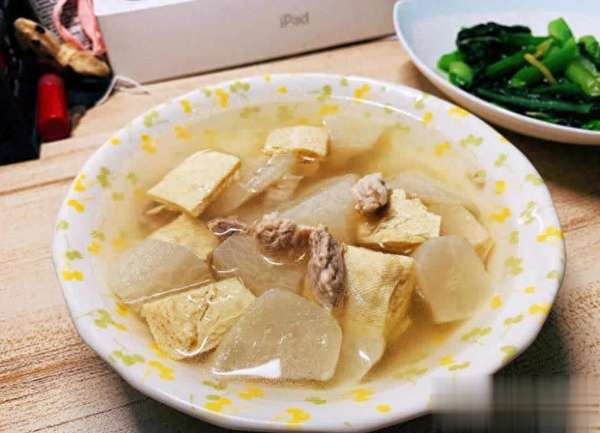 天冷了就馋这锅懒人热乎菜(天冷就馋这锅！萝卜搭档成本10元，暖身养胃上桌秒光)