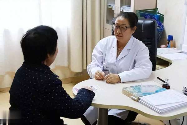 62岁大妈三十年不吃晚饭采访视频(60岁大妈半年不吃晚饭降血糖，后来身体咋样了？)