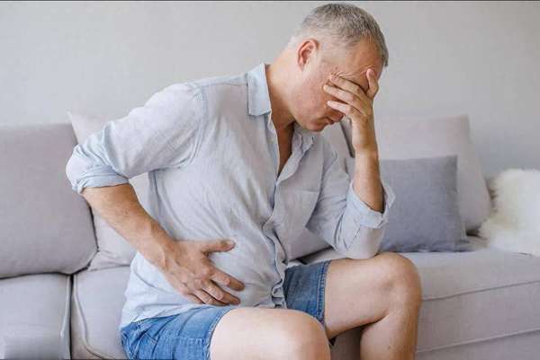 医生说胃病是好转的征兆(医生揭秘：加重胃病的不是吃饭，而是频繁做这4事！)