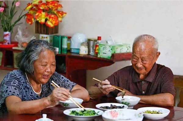 胆固醇高受前一天饮食影响吗(胆固醇高或因晚饭！医生劝：吃晚饭牢记这4个原则)