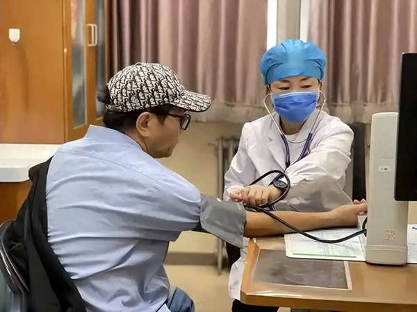 苹果对胆固醇的功效与作用(苹果是胆固醇“克星”？医生建议高胆固醇人群多吃4种水果)