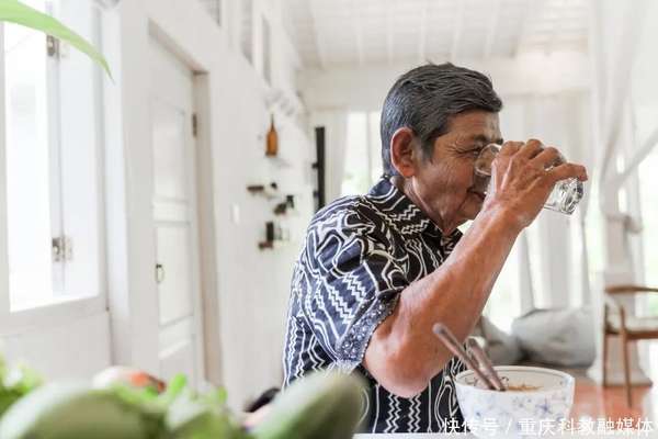 喝茶长寿“养人”，是真的吗？医生调查发现：寿命长的人，喝茶在这个量