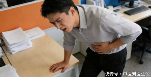 十二指肠溃疡的症状与表现(十二指肠溃疡来临并非不声不响，空腹出现2种异常，及时检查)
